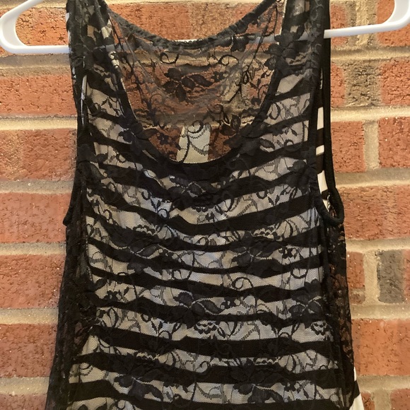 Never worn Arden B dress! Black and white, top half of the back is sheer/lace. - Picture 4 of 6